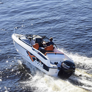 runabout hors-bord / bow-rider / à double console / de ski nautique