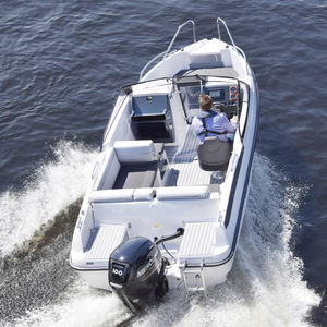 runabout hors-bord / bow-rider / à double console / de ski nautique