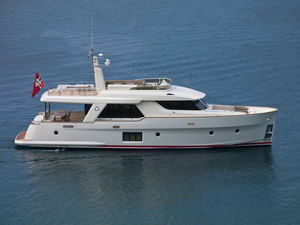 motor-yacht de croisière / à fly / raised pilothouse / coque à déplacement
