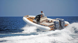 bateau pneumatique hors-bord / RIB / à console centrale / max. 10 personnes