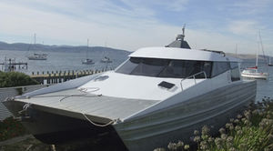 motor-yacht catamaran / de charter / avec timonerie / en aluminium