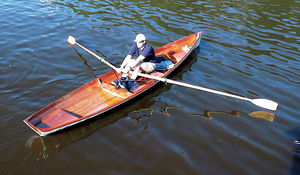 bateau d'aviron traditionnel / skiff