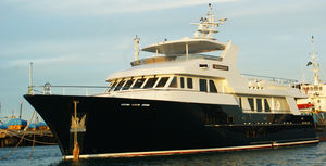 motor-yacht de croisière / à fly / en acier / à déplacement