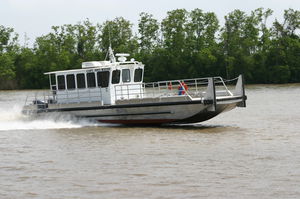 bateau de travail in-bord / bateau ponton