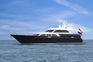 motor-yacht traditionnel / avec timonerie / en aluminium / coque semi-planante
