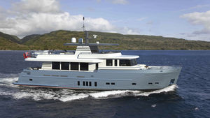 motor-yacht de croisière / avec timonerie / à fly / en aluminium