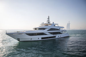 super-yacht de croisière / à fly / avec timonerie / ligne d'arbre