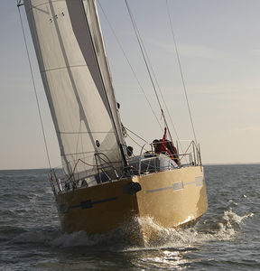 voilier de grande croisière / cockpit ouvert / 2 cabines / biquille