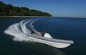 bateau pneumatique hors-bord / semi-rigide / à console jockey / offshore