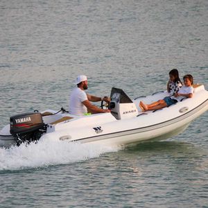 bateau pneumatique hors-bord / RIB / à console latérale / annexe pour yacht