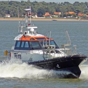 bateau pilote / in-bord / auto-redressant