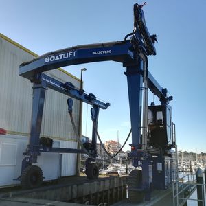 travel lift toutes roues directrices / contrôlé à distance / pour charge lourde / quatre roues motrices