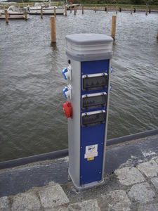 borne de distribution électrique / de distribution d'eau / avec éclairage intégré / pour ponton