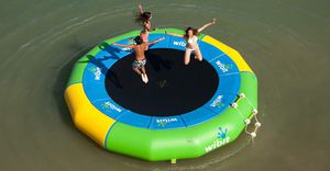 jeu aquatique trampoline / gonflable