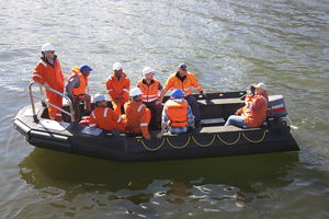 bateau de travail polyvalent hors-bord