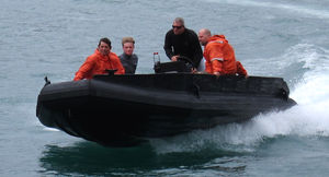 bateau de travail polyvalent hors-bord / à console centrale
