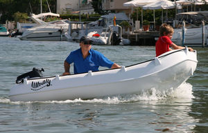 barque hors-bord / rotomoulée / max. 3 personnes