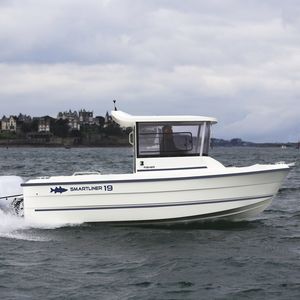 bateau de pêche-promenade hors-bord / avec timonerie / max. 5 personnes