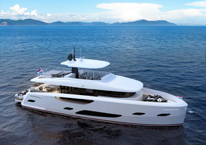 motor-yacht de croisière / à flybridge / en aluminium / coque à déplacement