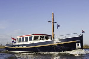 motor-yacht de croisière / hard-top / coque à déplacement / 2 cabines