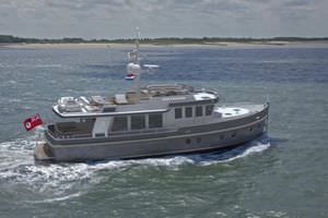 motor-yacht de croisière / explorer / à fly / coque à déplacement