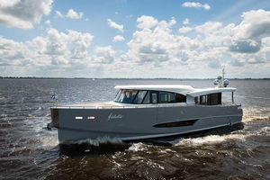 motor-yacht de croisière / hard-top / à déplacement / 2 cabines