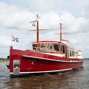 motor-yacht de croisière / traditionnel / avec timonerie / coque à déplacement
