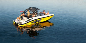 deck-boat in-bord / de wakeboard / max. 13 personnes