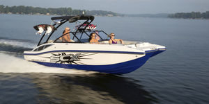 deck-boat in-bord / de wakeboard / max. 12 personnes