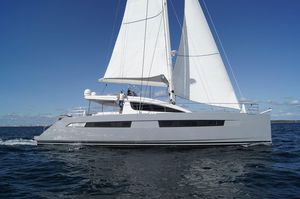 catamaran / de grande croisière / à fly / 4 cabines