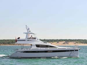 motor-yacht catamaran / de croisière / à fly / semi-custom