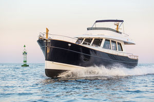 motor-yacht traditionnel / lobster / à fly / à déplacement