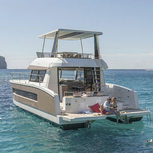 vedette catamaran / in-bord / bimoteur / à fly