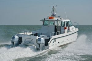 bateau de pêche-croisière catamaran / hors-bord / bimoteur / à cockpit fermé