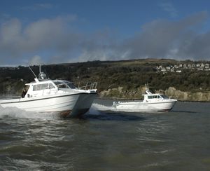 bateau de pêche-croisière catamaran / hors-bord / bimoteur / à cockpit fermé