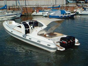 bateau pneumatique bi-moteur / à console centrale / semi-rigide / max. 12 personnes