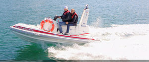 bateau pneumatique in-bord / propulsion par jet-ski / semi-rigide / à console jockey