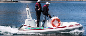 bateau pneumatique in-bord / propulsion par jet-ski / semi-rigide / à console jockey