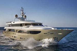 super-yacht de croisière / raised pilothouse / à déplacement / 5 cabines