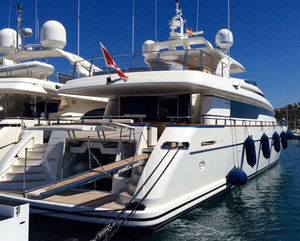 motor-yacht de croisière / à fly / 4 ou 5 cabines
