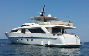 motor-yacht de croisière / à fly / raised pilothouse / 5 cabines