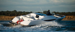 vedette stern-drive / bimoteur / open / à double console