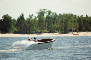 runabout in-bord / électrique / à double console / max. 8 personnes