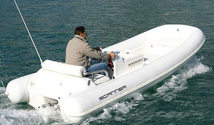 bateau pneumatique hydrojet / semi-rigide / à console centrale
