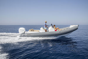 bateau pneumatique hors-bord / semi-rigide / à console centrale / bain de soleil