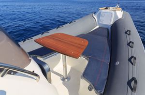 bateau pneumatique hors-bord / semi-rigide / à console centrale / bain de soleil