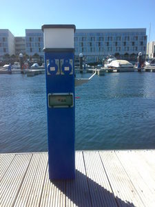borne de distribution d'eau / de distribution électrique / avec éclairage intégré / pour ponton