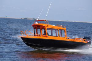 cabin-cruiser hors-bord / à cockpit fermé / de pêche sportive / de plongée