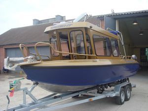 cabin-cruiser hors-bord / à cockpit fermé / de pêche sportive / en aluminium