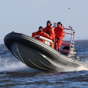 bateau de surveillance / hors-bord / bateau pneumatique semi-rigide / en aluminium